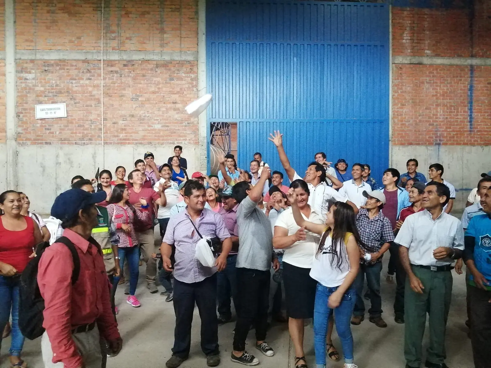 Socios y familias de APROSELVAEXPORT reunidos frente al centro de acopio