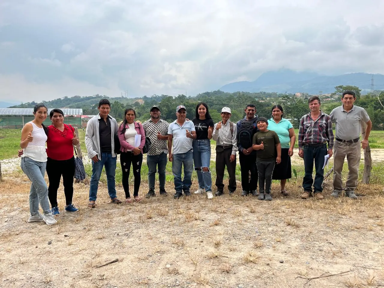Grupo de socios en el campo con las montañas al fondo