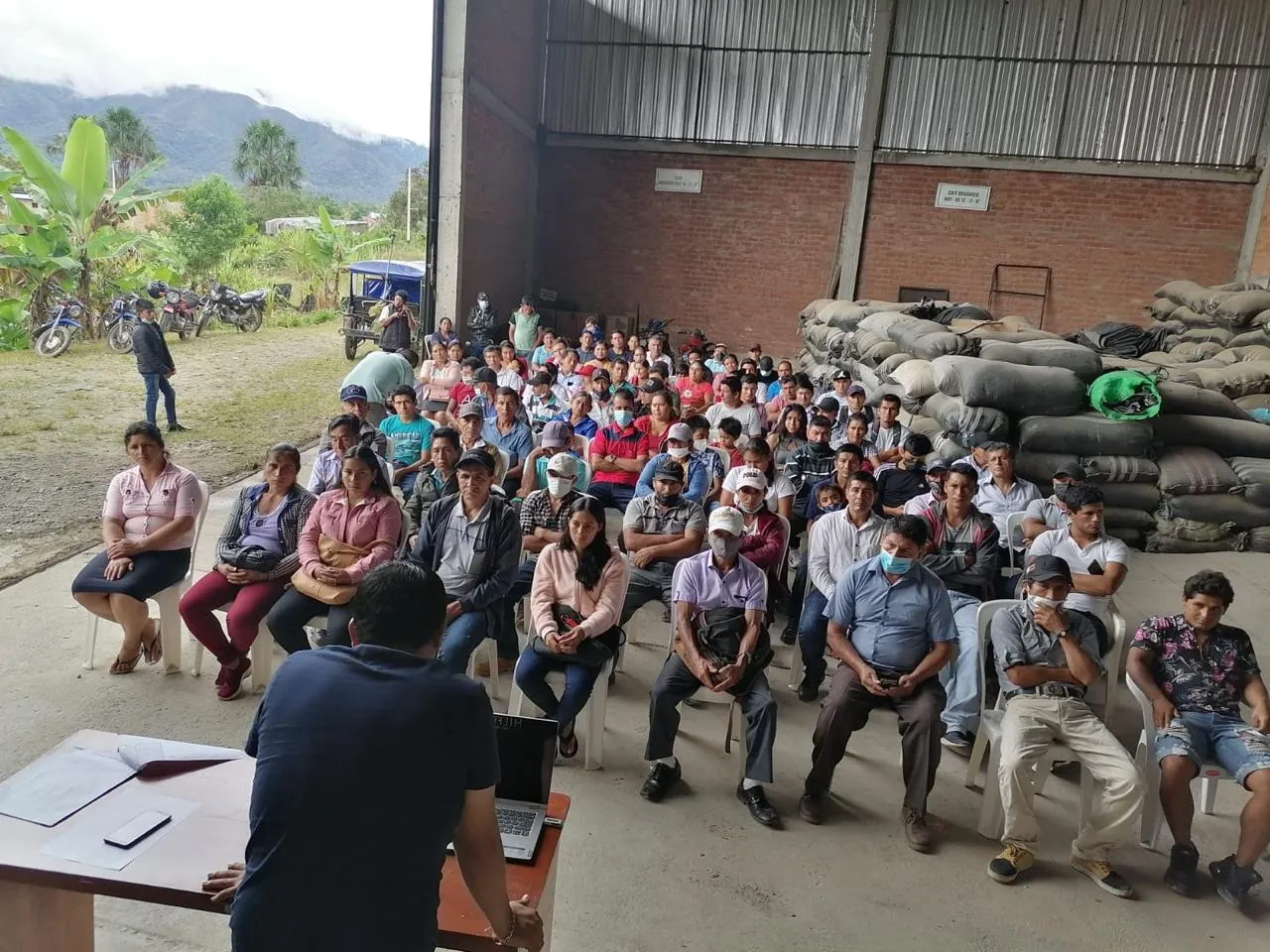 Asamblea de socios de APROSELVAEXPORT en el centro de acopio