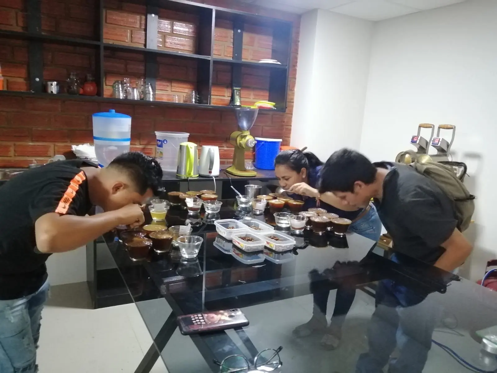 Catación de café en el laboratorio de la asociación